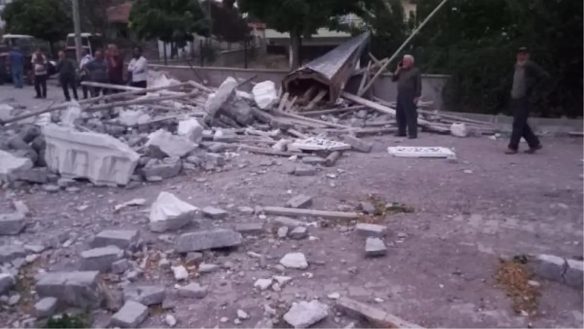Kırıkkale'de Fırtına Sonucu Köy Camisinin Minaresi Yıkıldı