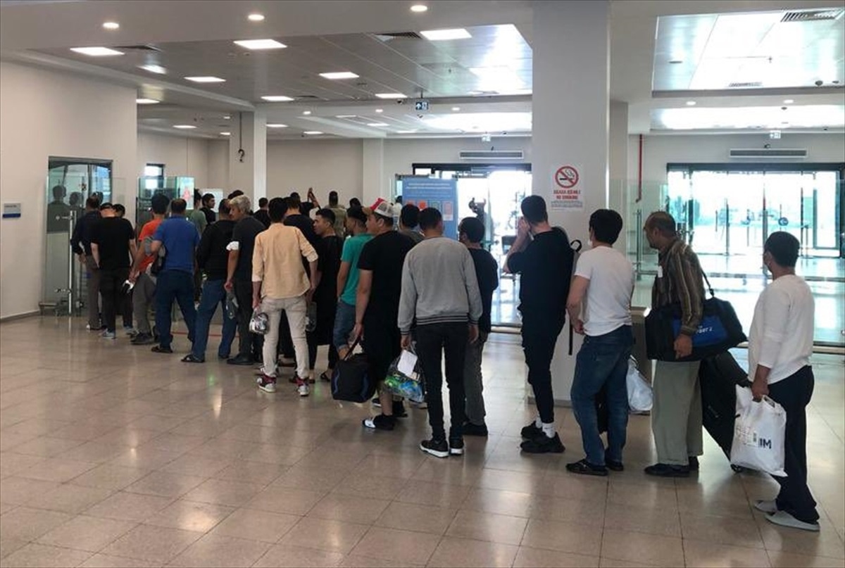 Kocaeli\'de 72 düzensiz göçmen ülkelerine gönderildi