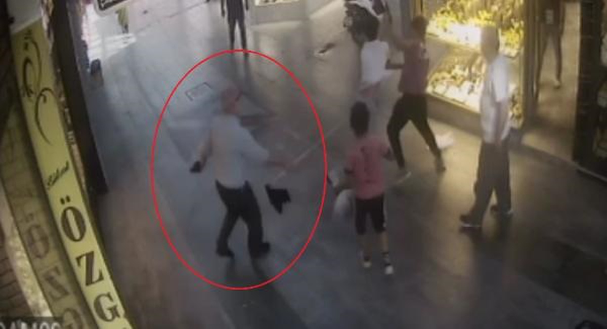 Kuyumcu, kavga eden gençleri paspas sopasıyla ayırdı