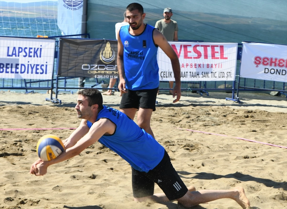 Lapseki Belediyesi Plaj Voleybolu Turnuvası Başladı