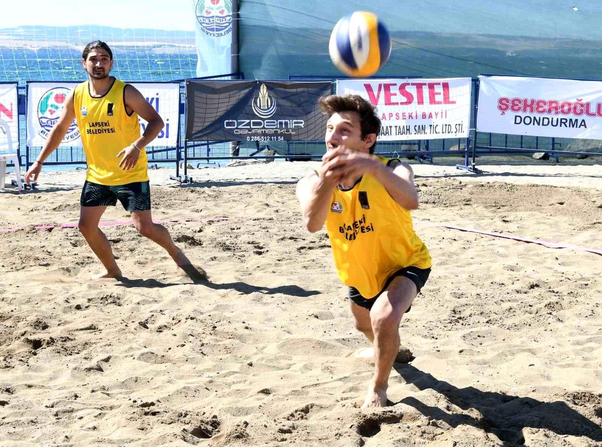 Lapseki Belediyesi Plaj Voleybolu Turnuvası Başladı