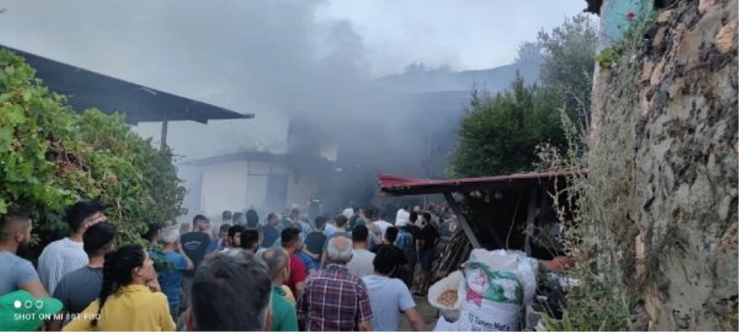 Karacasu\'da Marangoz Atölyesinde Yangın: Bir Otomobil Hasar Gördü