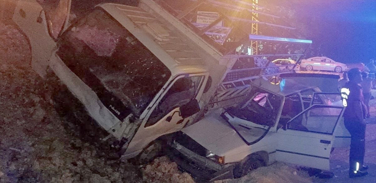 Mersin\'de Otomobil ile Kamyonet Çarpıştı: 1 Ölü, 2 Yaralı