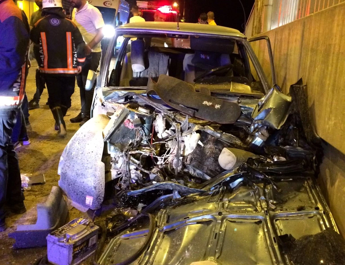 Malatya\'da minibüs ile otomobilin karıştığı kazada 2 kişi yaralandı