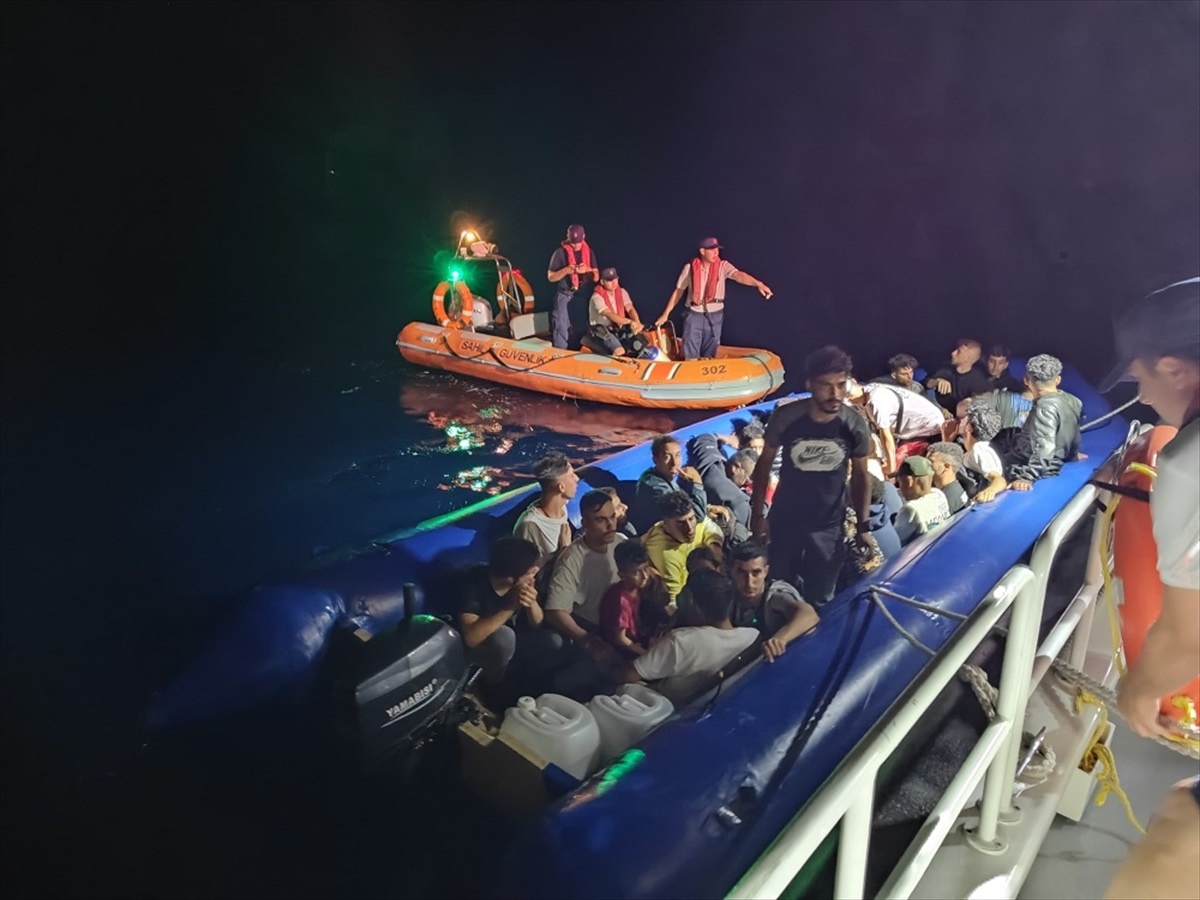 Muğla\'da 72 düzensiz göçmen lastik botta yakalandı