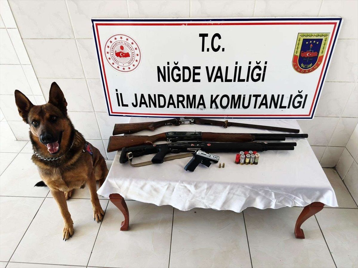Niğde\'de Uyuşturucu Operasyonu: 1 Kilo 580 Gram Esrar Ele Geçirildi, 3 Zanlı Gözaltına Alındı