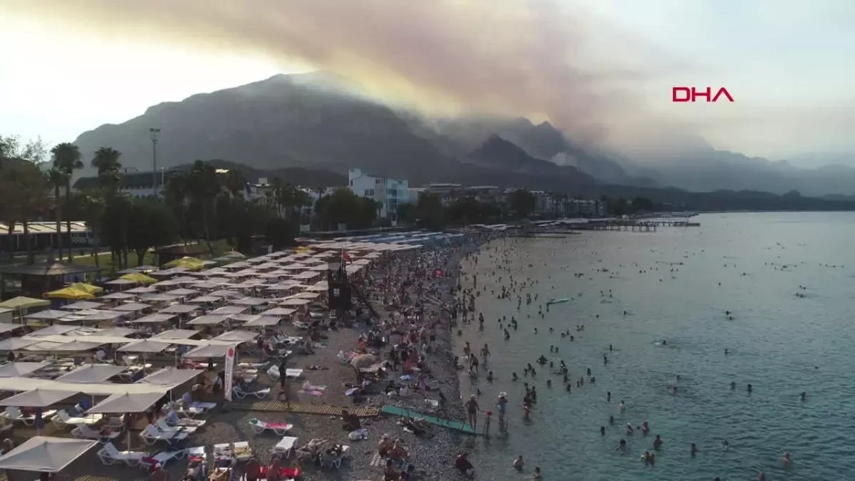 Kemer\'deki Orman Yangınından Haberdar Olan Tatilcilerin Yakınlarına Dron ve Kamera Görüntüleri İle Güven Veriliyor