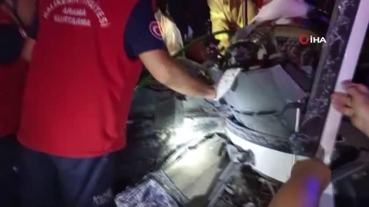 Otobüs, beton mikserine çarptı: 44 yaralı