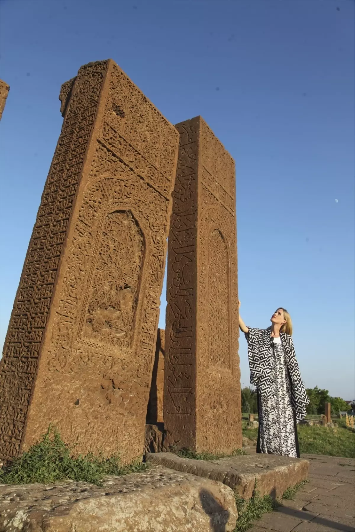 Oyuncu Wilma Elles, Bitlis\'in Ahlat ilçesindeki tarihi ve doğal güzellikleri ziyaret etti