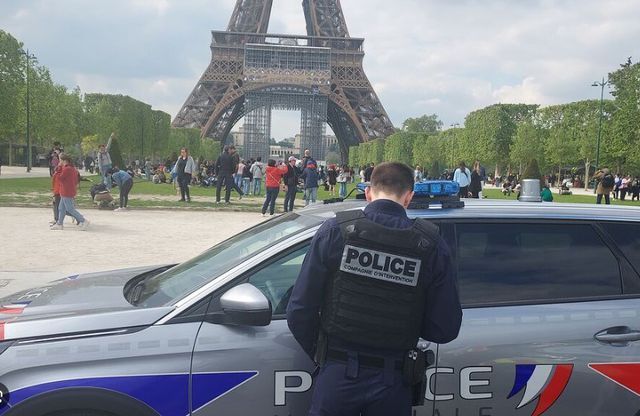 Eiffel Kulesinin dibinde 27 yaşındaki kadın beş kişinin tecavüzüne uğradı
