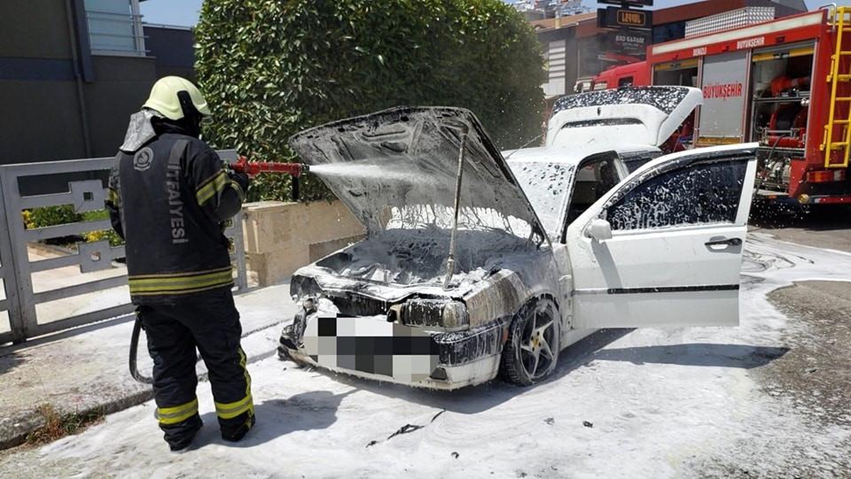 Denizli\'de Park Halindeki Otomobilde Yangın Çıktı