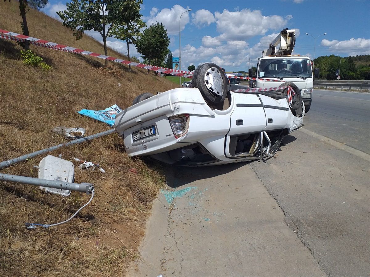 Pendik\'te Aydınlatma Direğine Çarpan Otomobilin Sürücüsü Yaralandı