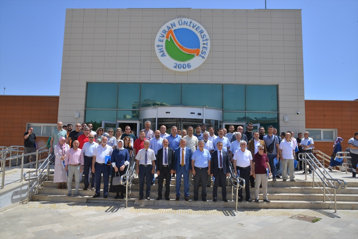 Kırşehir Ahi Evran Üniversitesi Rektörü, ortaöğretim psikolojik danışmanlık ve rehberlik öğretmenleriyle buluştu