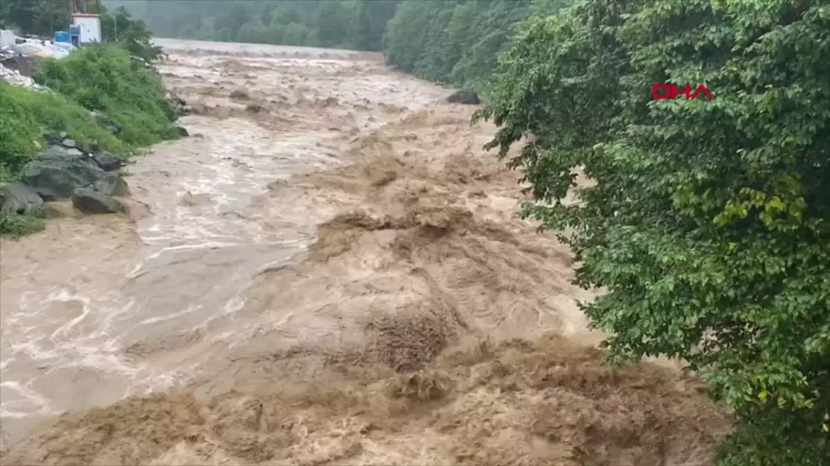 Rize\'de Sağanak Sonucu Derelerin Rengi Değişti