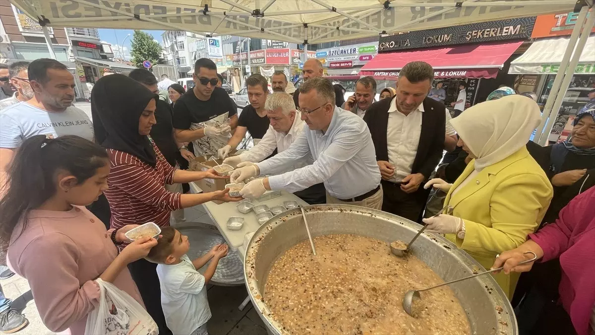 Sakarya\'da AK Parti İl Başkanlığı Aşure Dağıtımı Yaptı