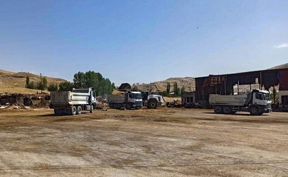 Van Büyükşehir Belediyesi, Samancılar Sitesi\'ndeki Yangın Sonrası Temizlik Çalışmasını Tamamladı