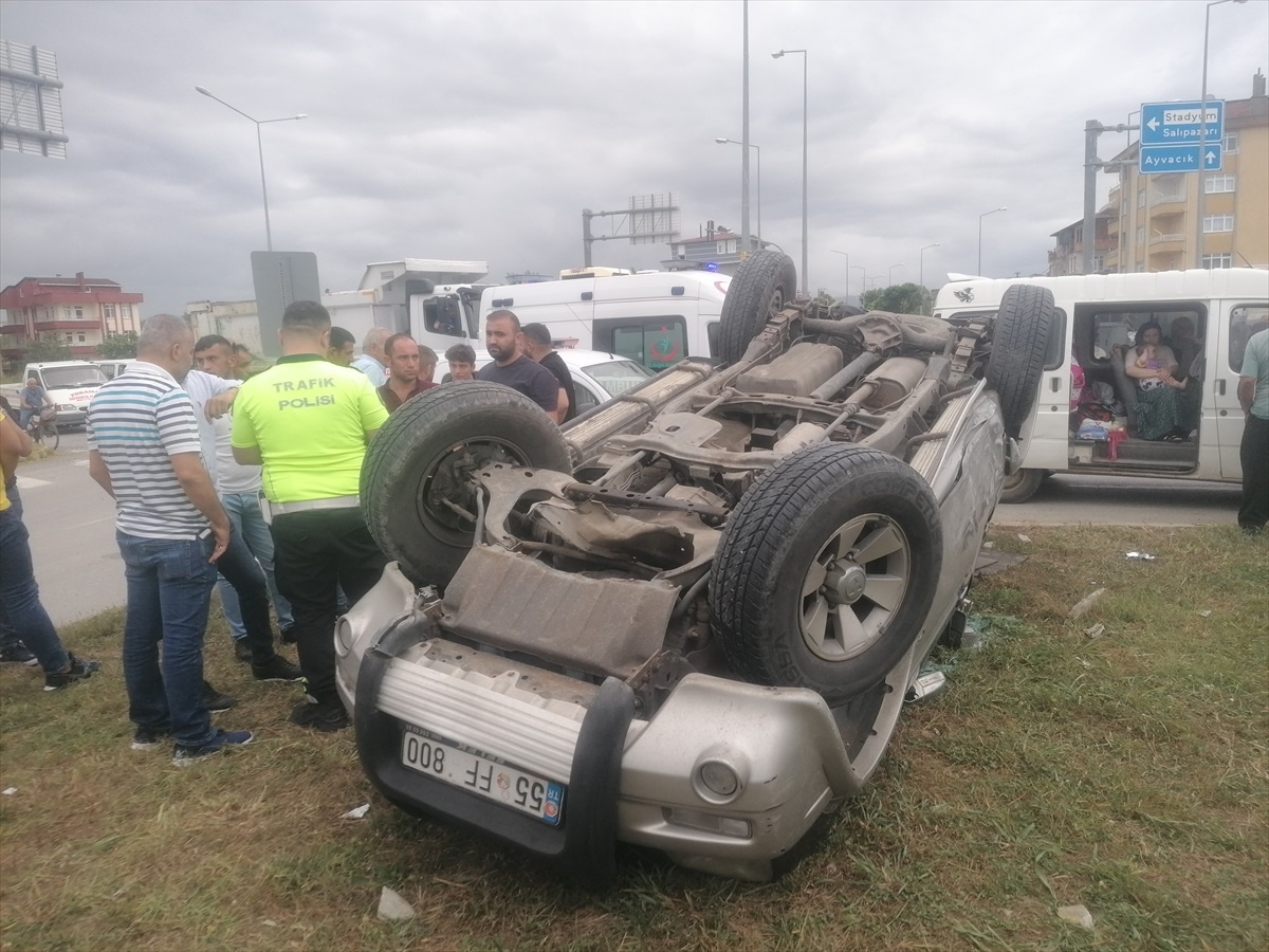 Samsun\'da minibüs ile kamyonet çarpıştı: 2 yaralı