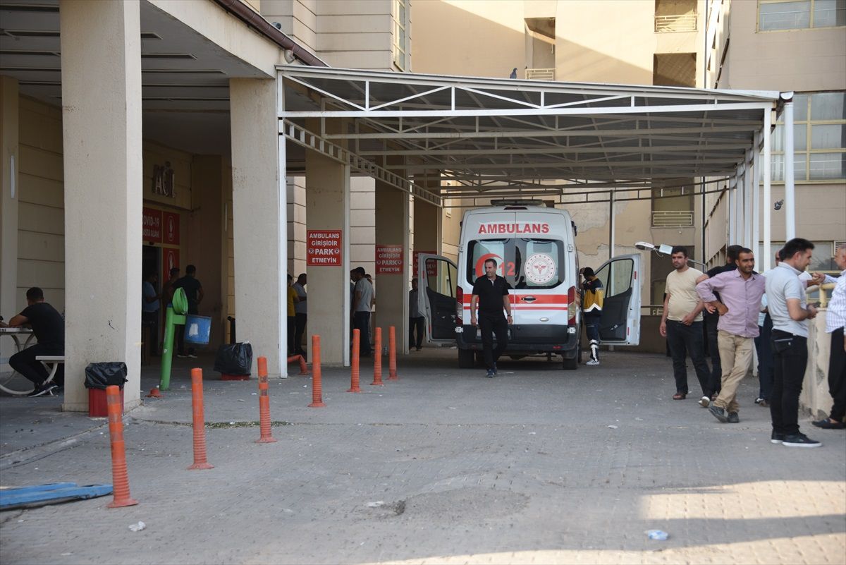 Şanlıurfa\'da Otomobil Şarampole Devrildi: 2 Ölü, 3 Yaralı