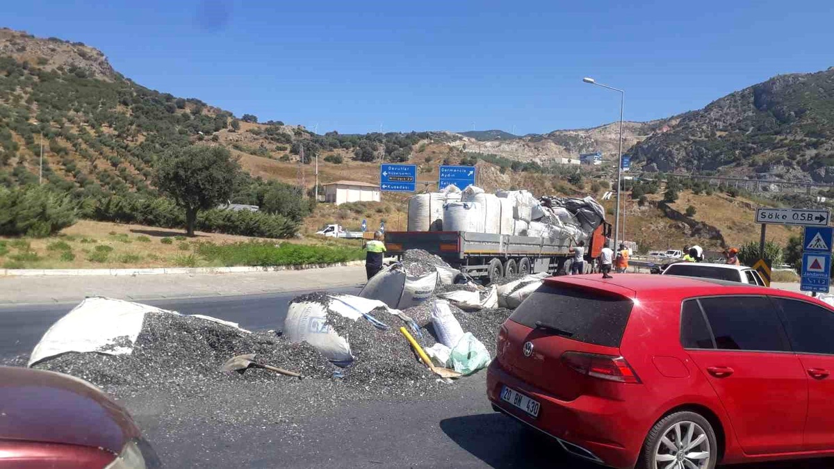 Aydın Söke\'de Tır Kazası Trafiği Felç Etti