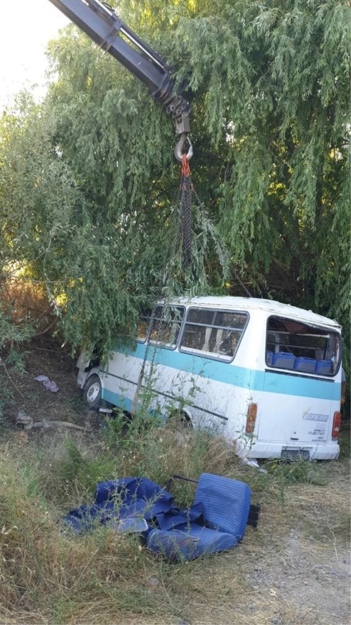 Afyonkarahisar\'da minibüs kazasında 8 kişi öldü, sürücü gözaltına alındı