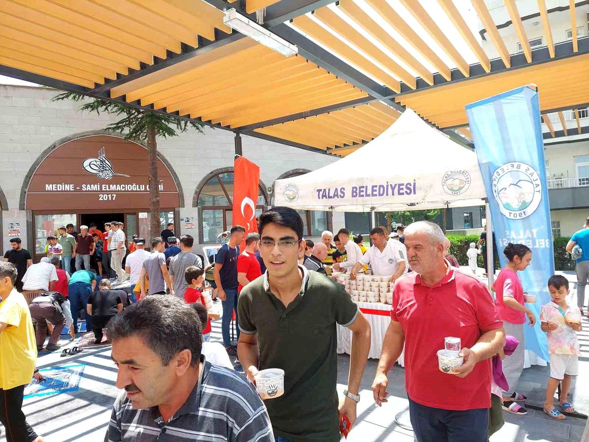 Talas Belediyesi, Aşure Günü\'nde ilçede aşure ikramında bulundu