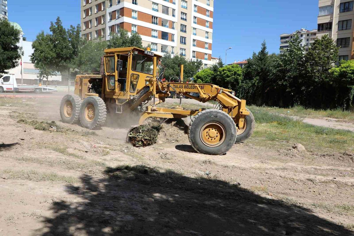 Talas Belediyesi Boş Arazi ve Otlaklarda Düzenleme Çalışmaları Yapıyor