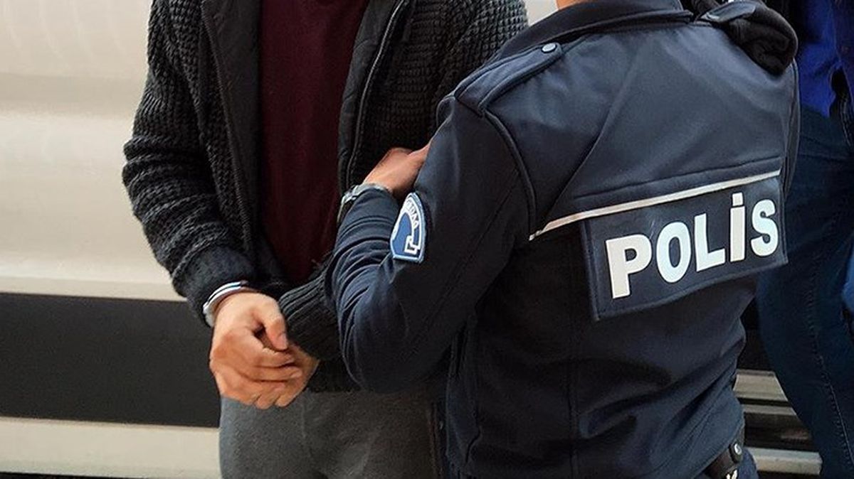 Tekirdağ\'da Deprem Yardım Malzemelerini Evine Getirdiği İddiasıyla Tutuklanan Emniyet Müdürünün Yargılanması Başladı