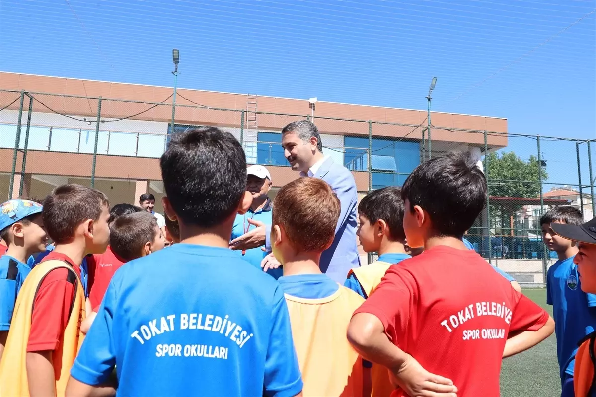 Tokat Belediye Başkanı Eyüp Eroğlu, Karşıyaka Semt Spor Kompleksi\'nde incelemelerde bulundu