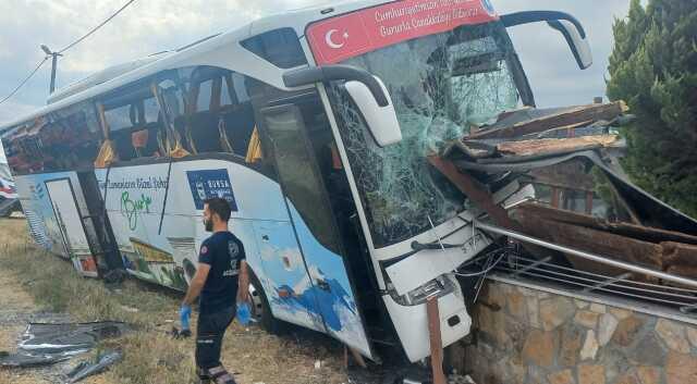 Tur otobüsü, yola atlatan başıboş sokak köpeği yüzünden kaza yaptı: 1 ölü, 7 yaralı