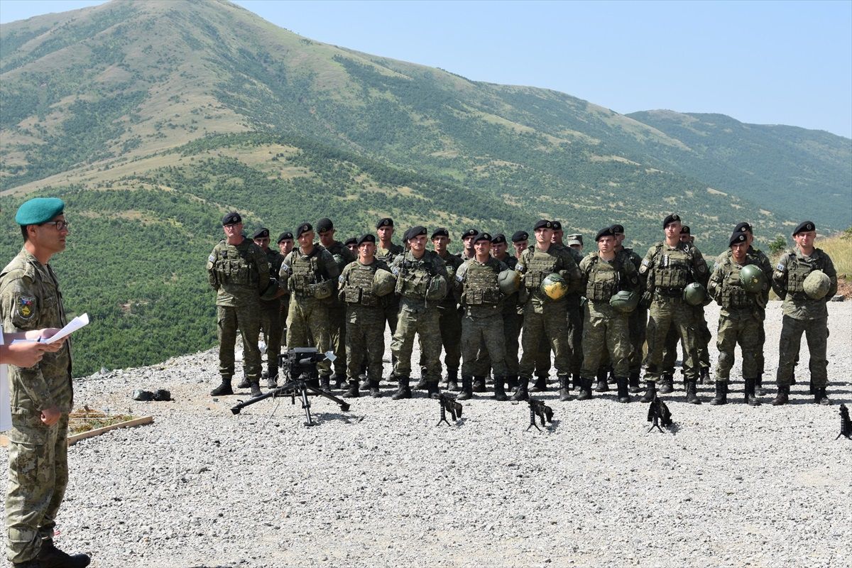 KFOR, Kosova Güvenlik Gücü askerlerine silah eğitimi verdi