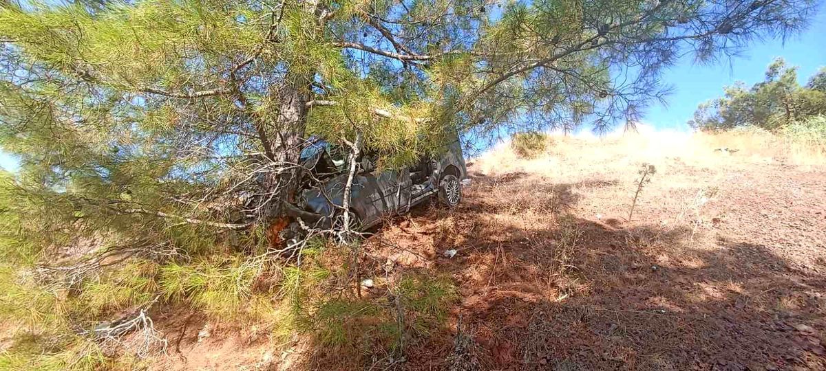 Marmaris\'te park halindeki araç uçuruma düştü, sürücü yaralı kurtarıldı