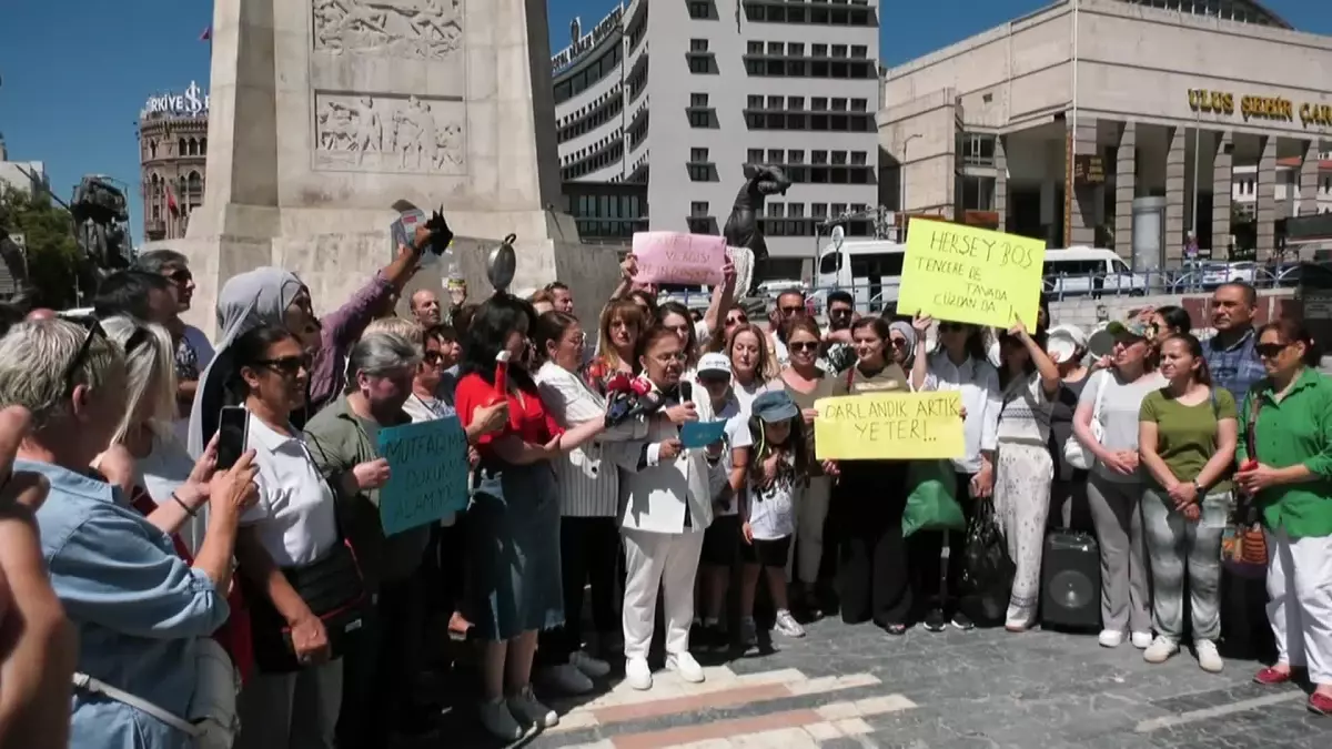 İYİ Parti Kadın Politikaları Başkanı Ünzile Yüksel, Zamları Protesto Etti