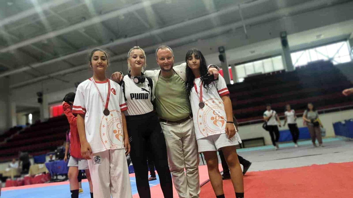 Hatay Gençlik ve Spor Müdürü Osman Bayrakdar Anısına Uşak\'ta Teakwondo Turnuvası