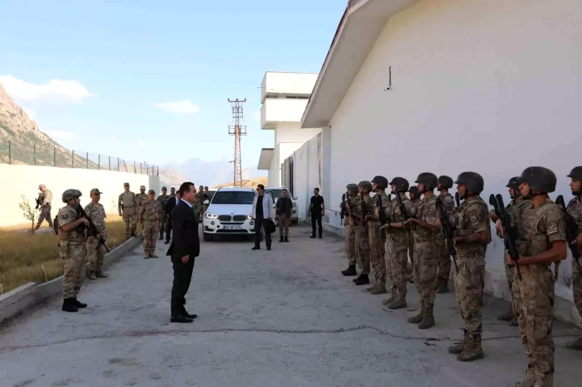 Hakkari Valisi İdris Akbıyık, Beyyurdu Üs Bölgesi\'ndeki askerleri ziyaret etti