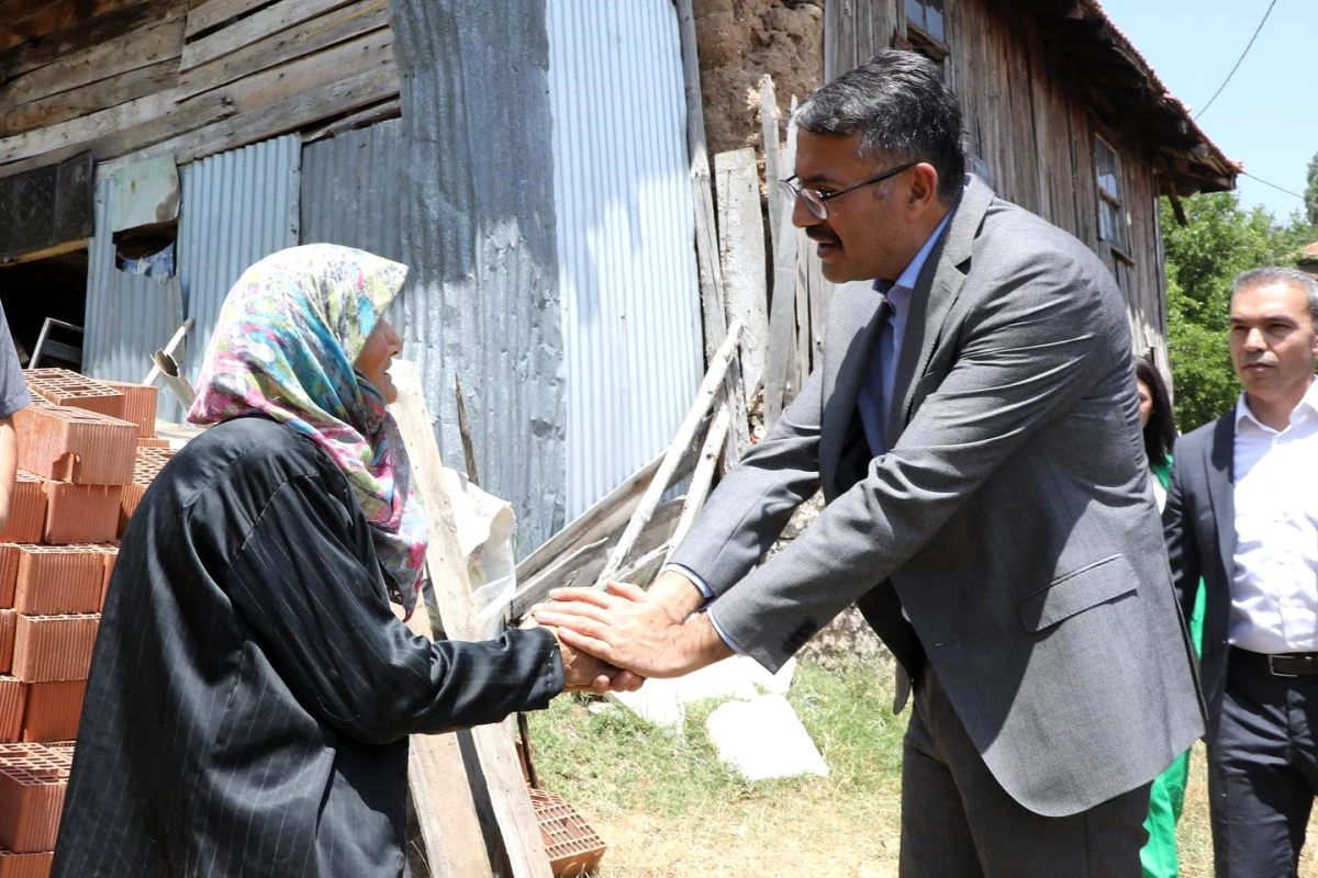 Kütahya Valisi, yıkılmak üzere olan evinde yaşayan yaşlı kadına yardım eli uzattı