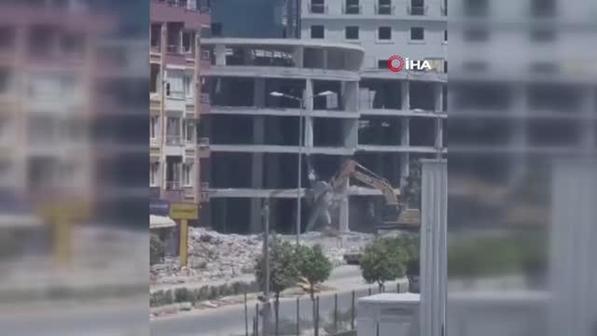 Yıkımı gerçekleştirilen bina iş makinesinin üzerine çöktü