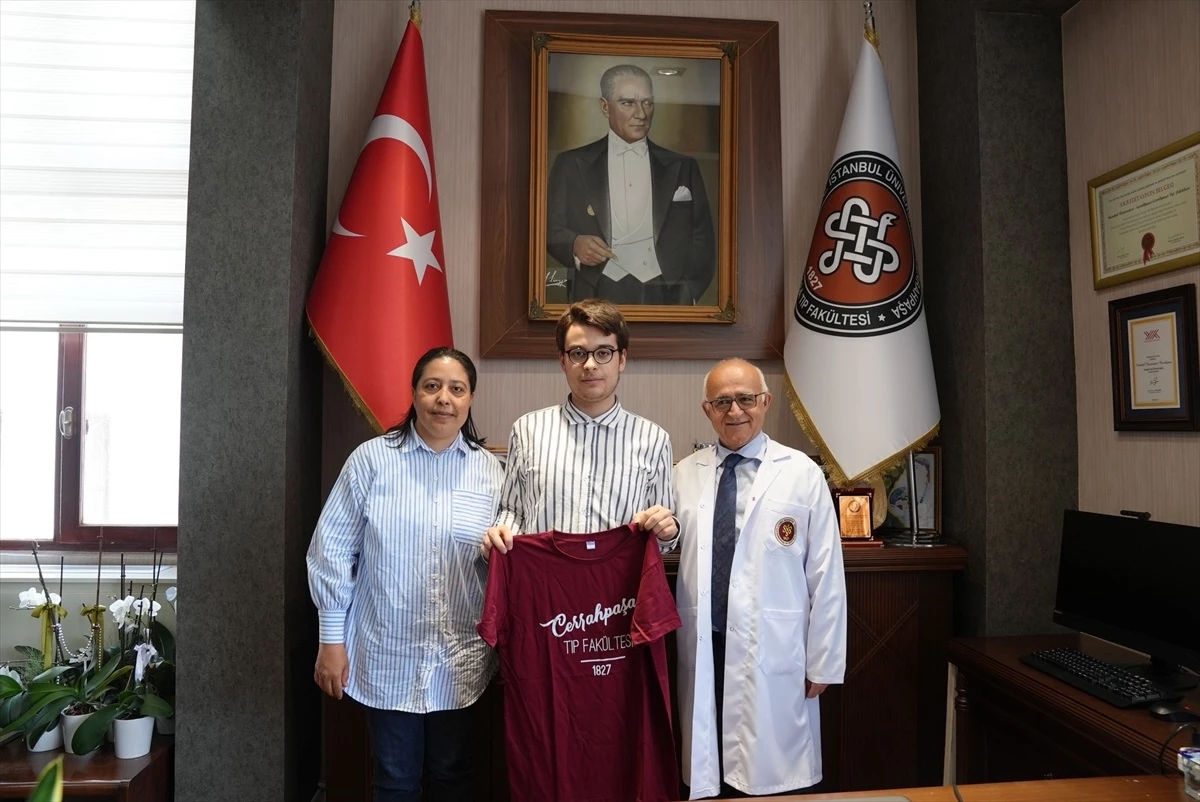 YKS birincisi Mustafa Özcan Cerrahpaşa Tıp Fakültesini gezdi