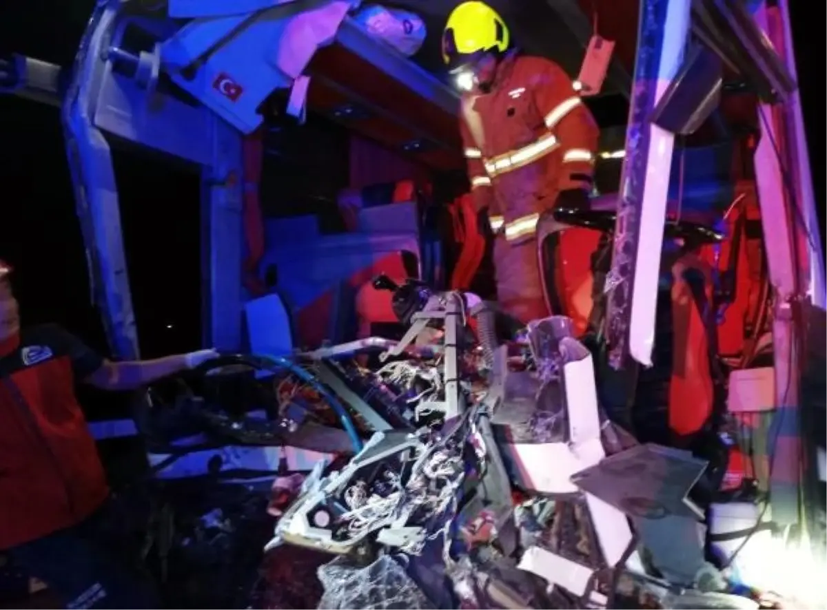 Balıkesir'de Otobüs-Mikser Kaza: 2 Ağır Yaralı, 44 Yaralı