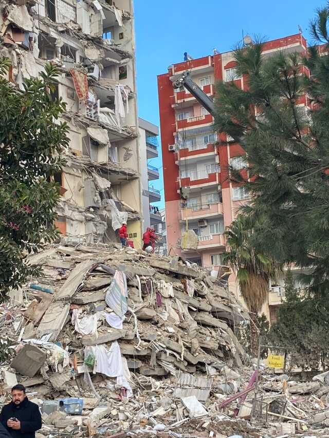 12 kişiye mezar olmuştu! Deprem bölgesi için emsal teşkil eden Mete Apartmanı davasında ilk celsede tahliye kararı