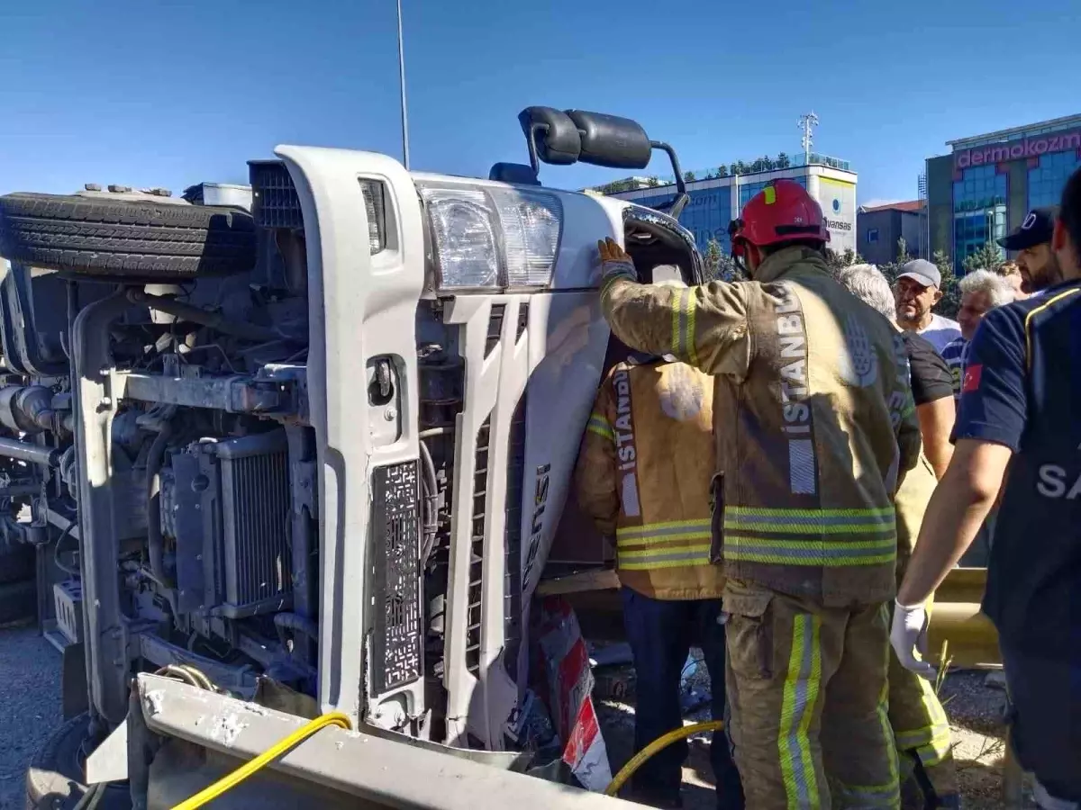 Ataşehir\'de TEM Otoyolu\'nda Kamyonlar Çarpıştı