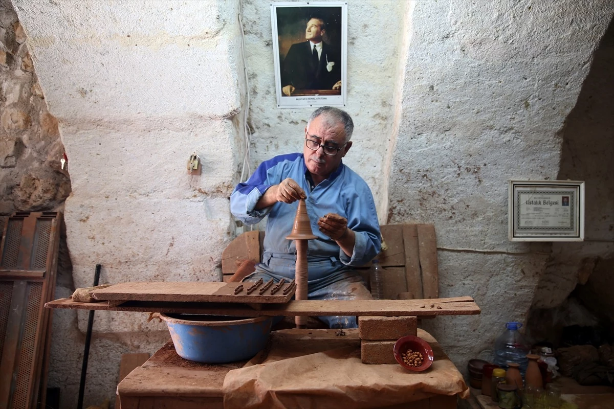 Avanos\'ta Emekli Çanakçının Minyatür Testi Üretimi