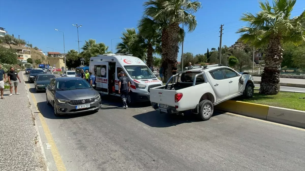 Aydın\'ın Söke ilçesinde refüje çıkan pikaptaki 2 kişi yaralandı