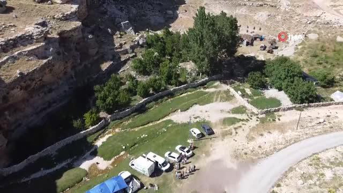 Bahar havası yaşanan yaylada yüzlerce kelebek görsel şölen sundu
