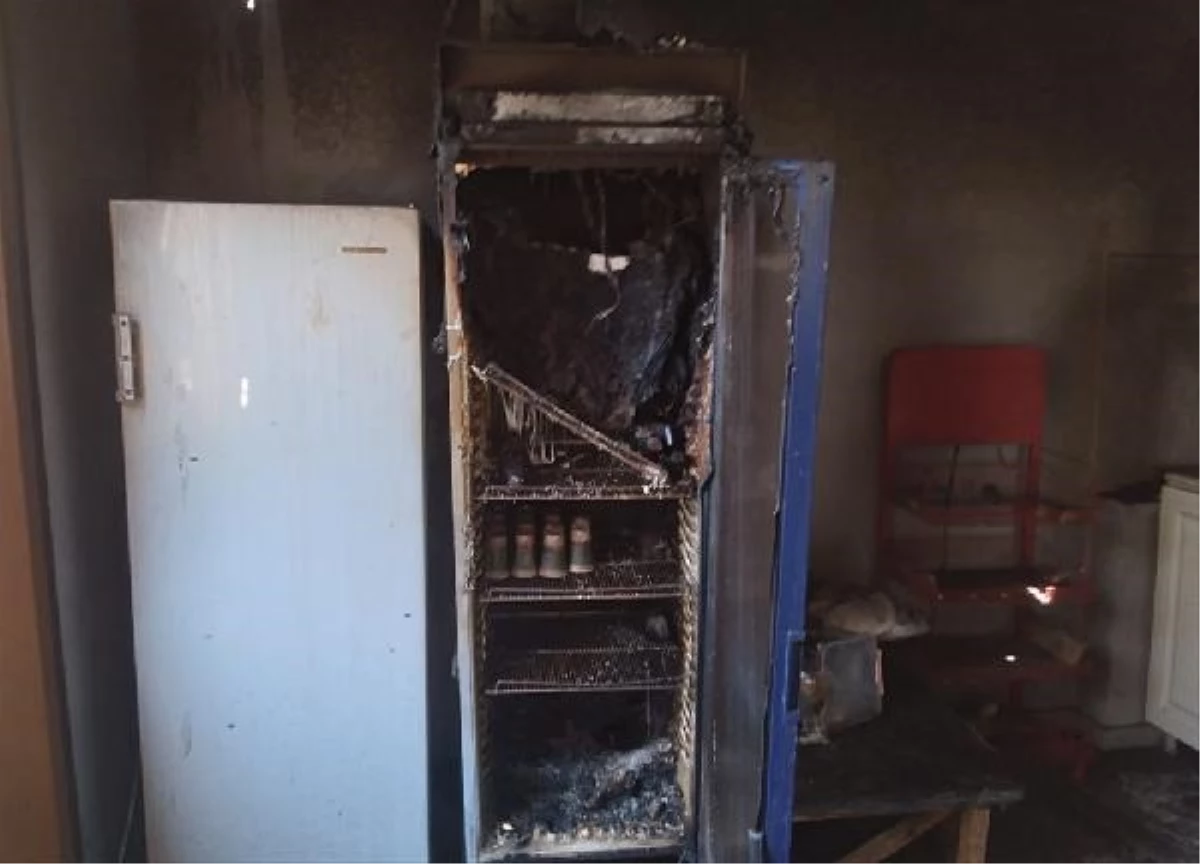 Elazığ Palu\'da bir iş yerinde buzdolabı patlamasıyla yangın çıktı