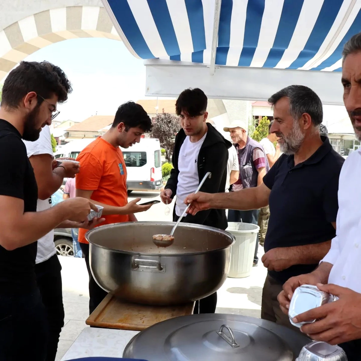 Erzincan\'ın Çayırlı ilçesinde Muharrem ayı dolayısıyla aşure ikramı yapıldı