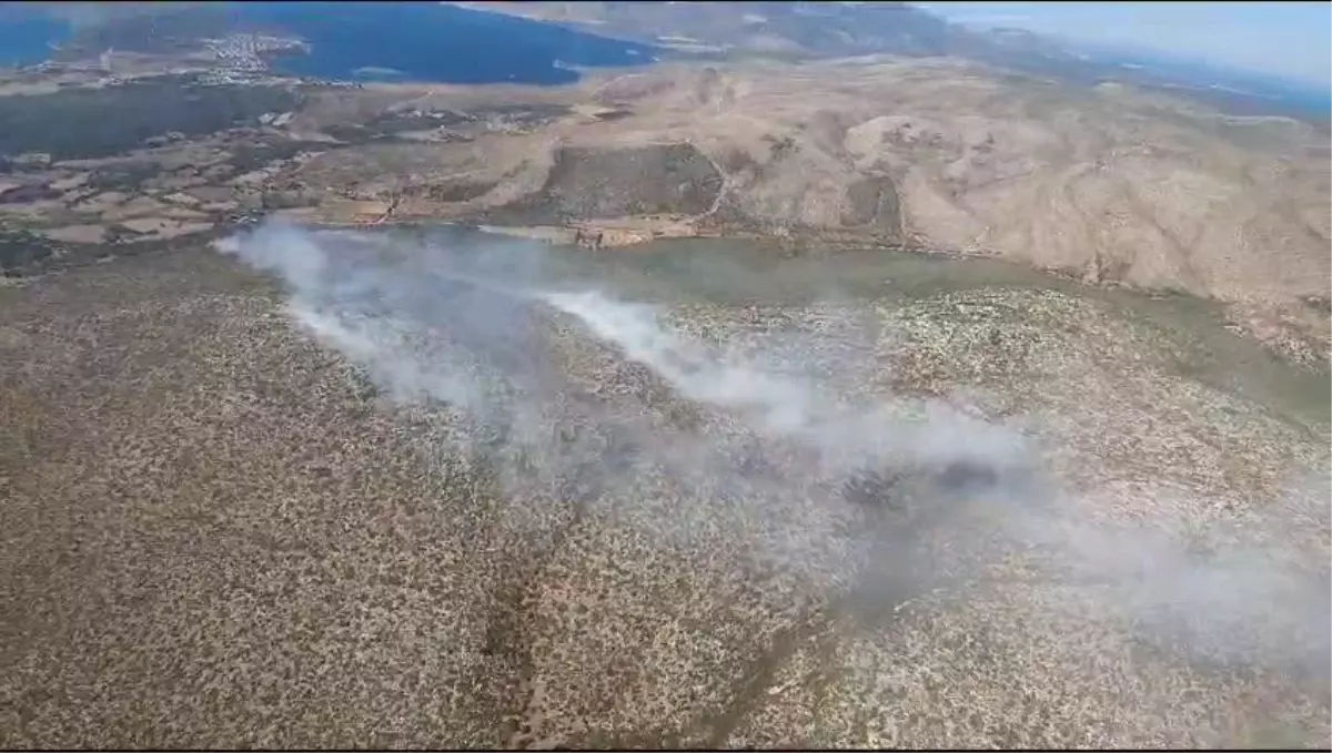 Çeşme\'de Ormanlık Alanda Çıkan Yangın Kontrol Altına Alındı