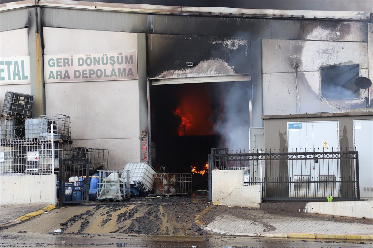 Denizli Merkezefendi\'deki Geri Dönüşüm Tesisinde Yangın Çıktı