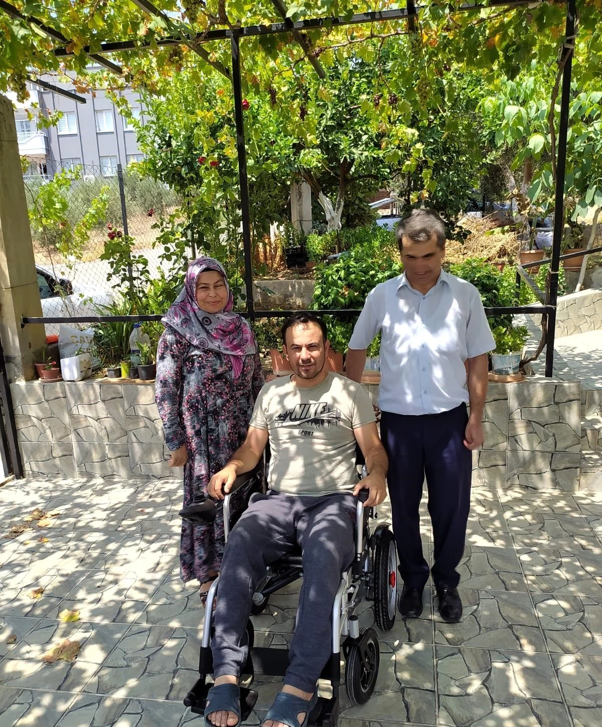 Depremzede MS Hastası Mustafa Şahin\'e Akülü Sandalye Hediye Edildi