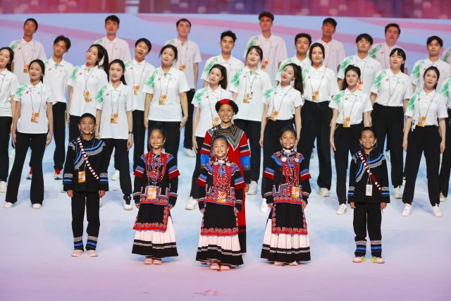 Dünya Üniversite Oyunları'nın Açılış Töreninde Etnik Kıyafetlerle Şarkı Söyleyen Geleceğin Gençleri