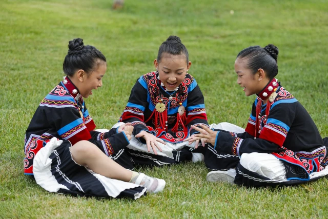 Dünya Üniversite Oyunları'nın Açılış Töreninde Etnik Kıyafetlerle Şarkı Söyleyen Geleceğin Gençleri